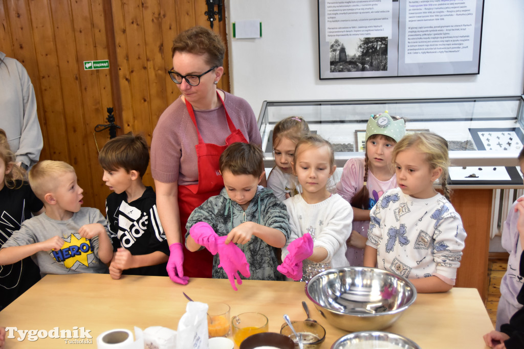 Piernikowe szaleństwo w Muzeum Borów Tucholskich w wykonaniu dzieci z tucholskiej \