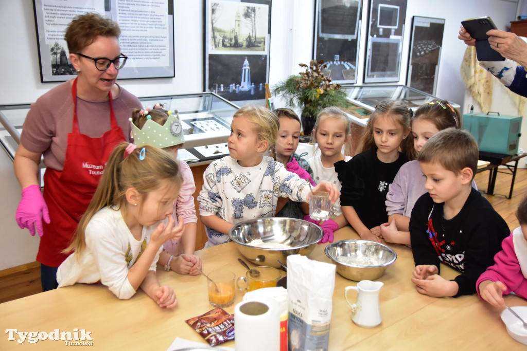 Piernikowe szaleństwo w Muzeum Borów Tucholskich w wykonaniu dzieci z tucholskiej \
