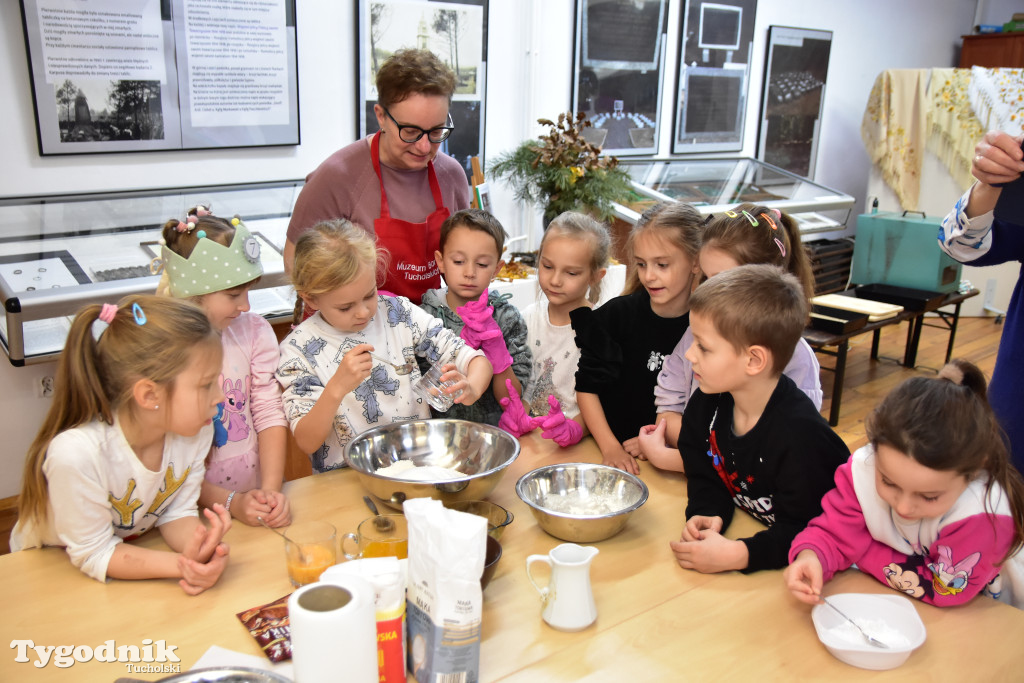 Piernikowe szaleństwo w Muzeum Borów Tucholskich w wykonaniu dzieci z tucholskiej \