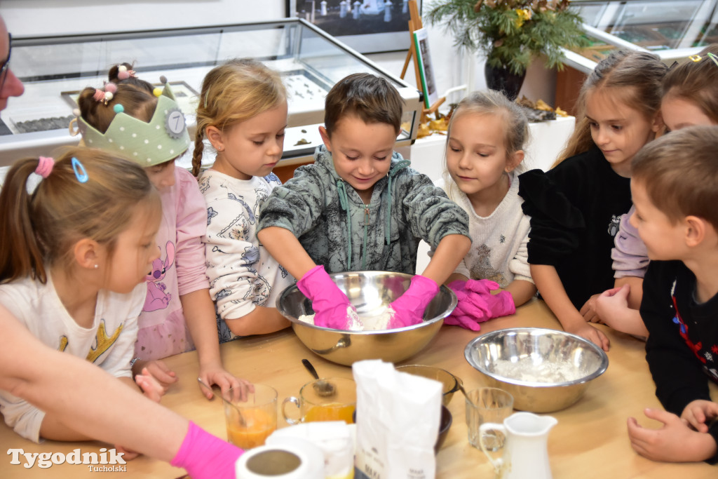Piernikowe szaleństwo w Muzeum Borów Tucholskich w wykonaniu dzieci z tucholskiej \