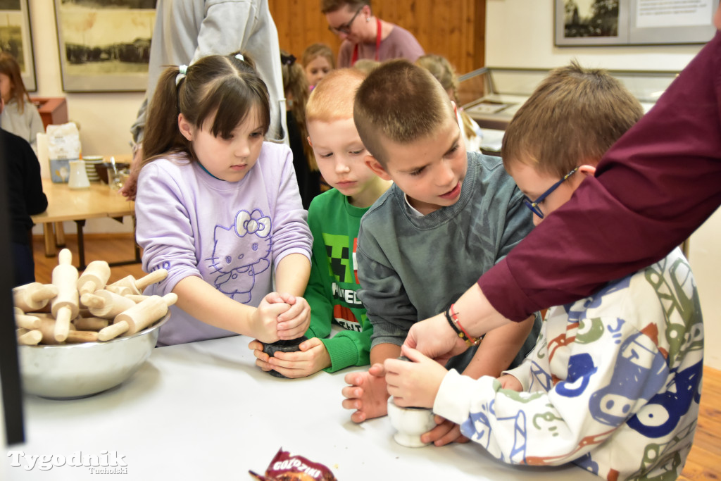 Piernikowe szaleństwo w Muzeum Borów Tucholskich w wykonaniu dzieci z tucholskiej \