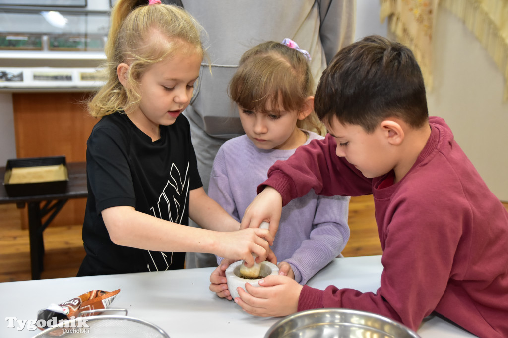 Piernikowe szaleństwo w Muzeum Borów Tucholskich w wykonaniu dzieci z tucholskiej \