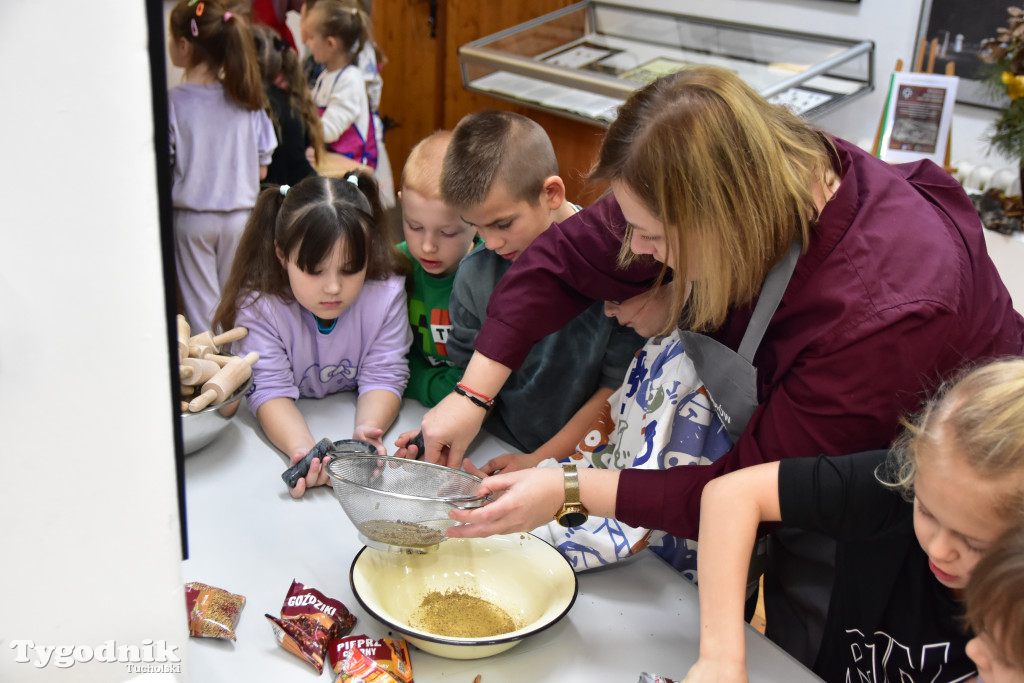 Piernikowe szaleństwo w Muzeum Borów Tucholskich w wykonaniu dzieci z tucholskiej \