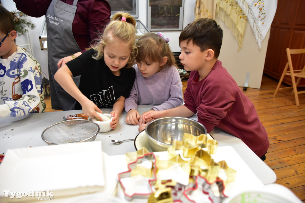 Piernikowe szaleństwo w Muzeum Borów Tucholskich w wykonaniu dzieci z tucholskiej \