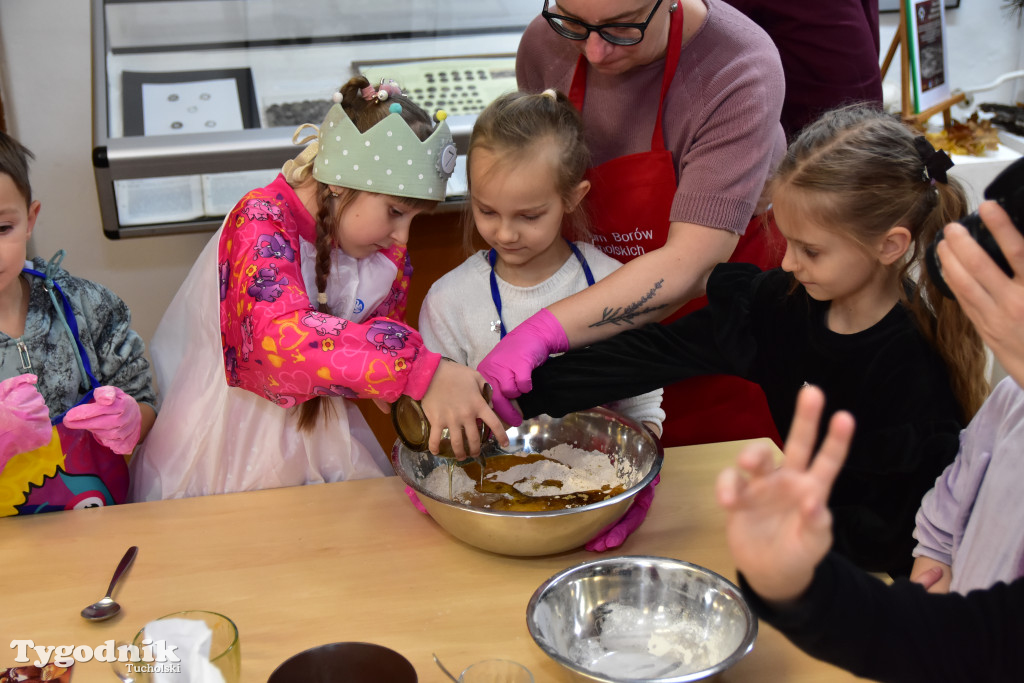 Piernikowe szaleństwo w Muzeum Borów Tucholskich w wykonaniu dzieci z tucholskiej \