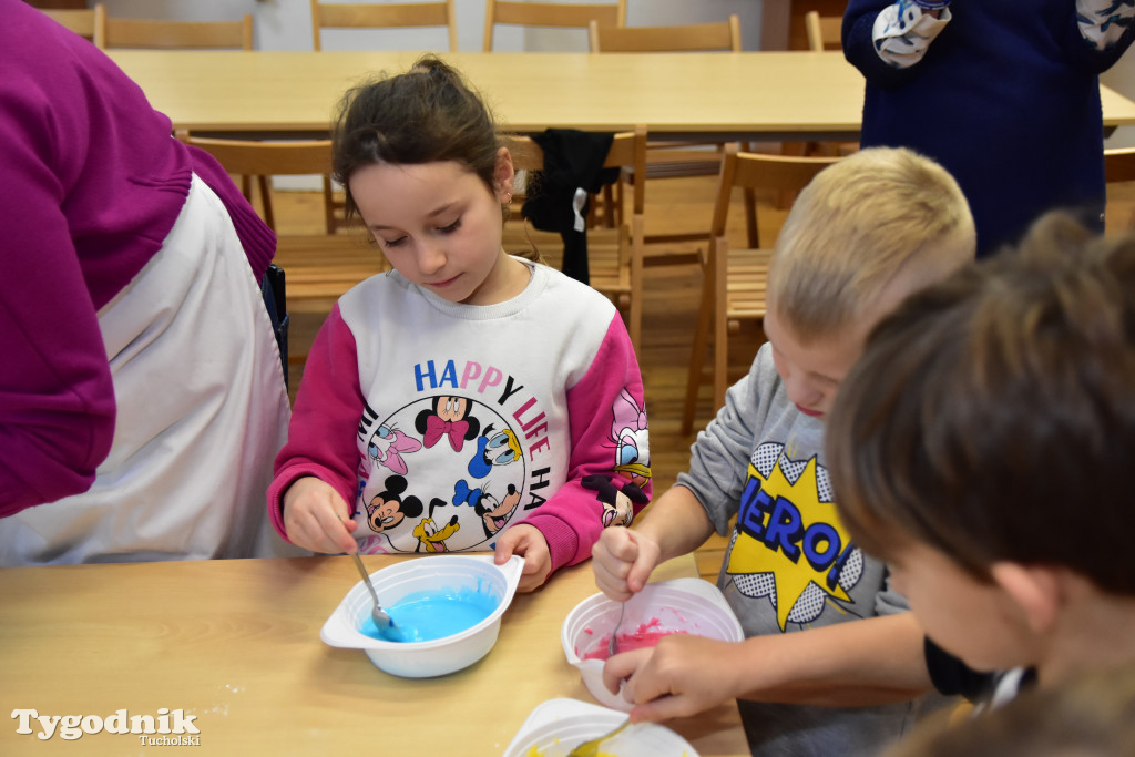Piernikowe szaleństwo w Muzeum Borów Tucholskich w wykonaniu dzieci z tucholskiej \