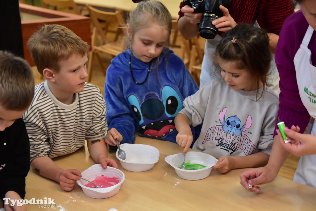 Piernikowe szaleństwo w Muzeum Borów Tucholskich w wykonaniu dzieci z tucholskiej \