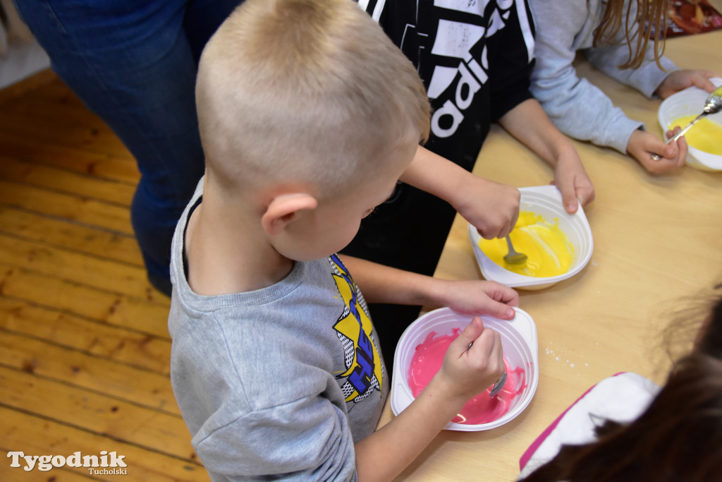 Piernikowe szaleństwo w Muzeum Borów Tucholskich w wykonaniu dzieci z tucholskiej \