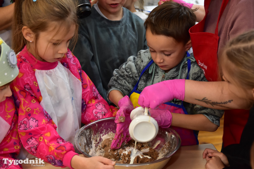Piernikowe szaleństwo w Muzeum Borów Tucholskich w wykonaniu dzieci z tucholskiej \