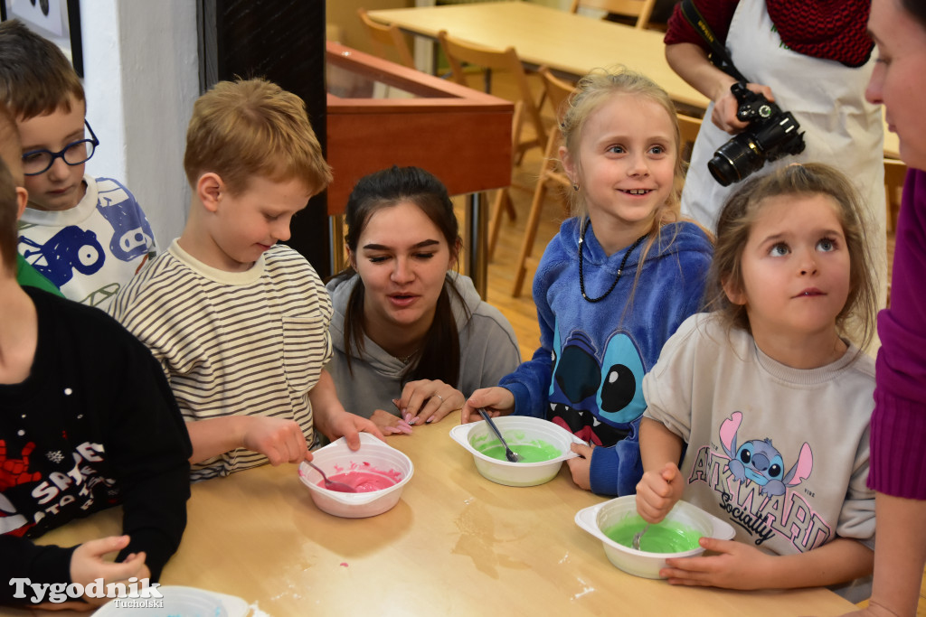 Piernikowe szaleństwo w Muzeum Borów Tucholskich w wykonaniu dzieci z tucholskiej \