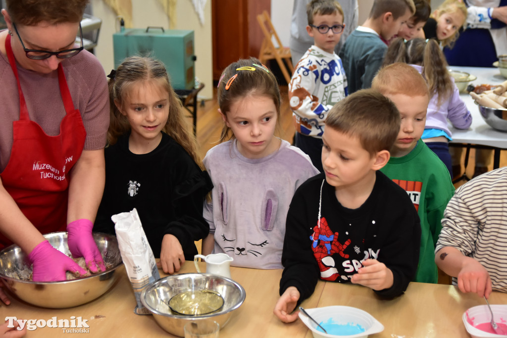 Piernikowe szaleństwo w Muzeum Borów Tucholskich w wykonaniu dzieci z tucholskiej \