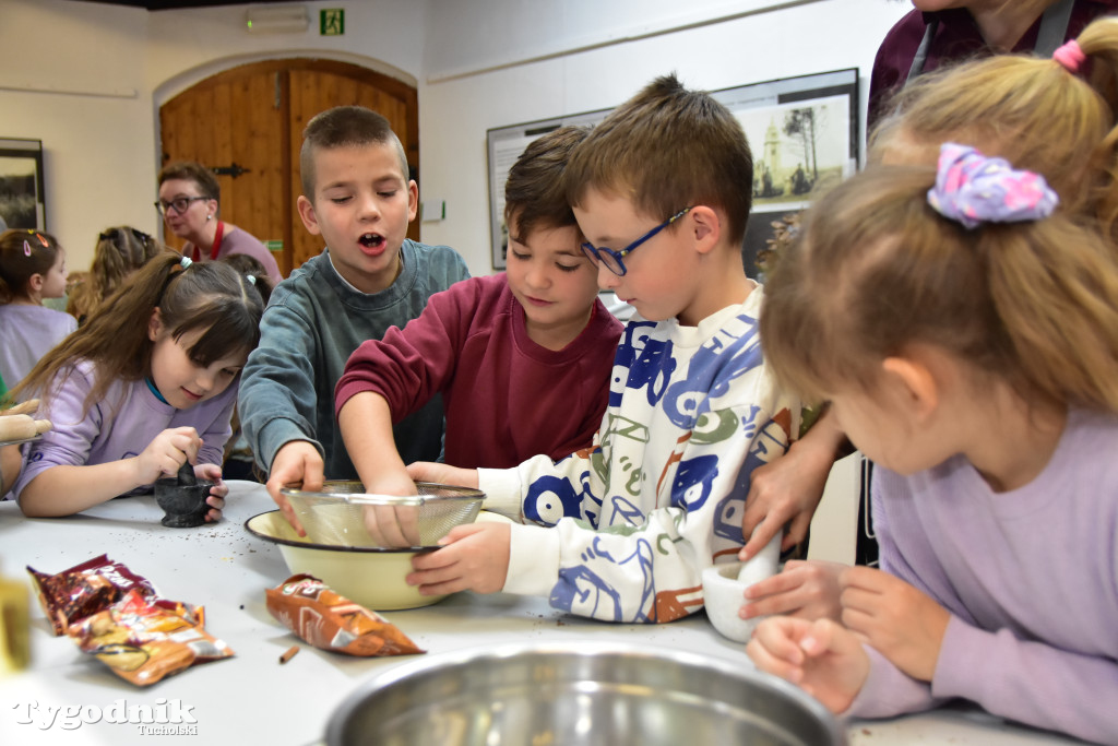 Piernikowe szaleństwo w Muzeum Borów Tucholskich w wykonaniu dzieci z tucholskiej \