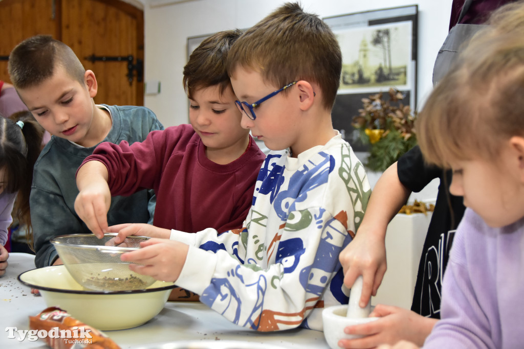 Piernikowe szaleństwo w Muzeum Borów Tucholskich w wykonaniu dzieci z tucholskiej \