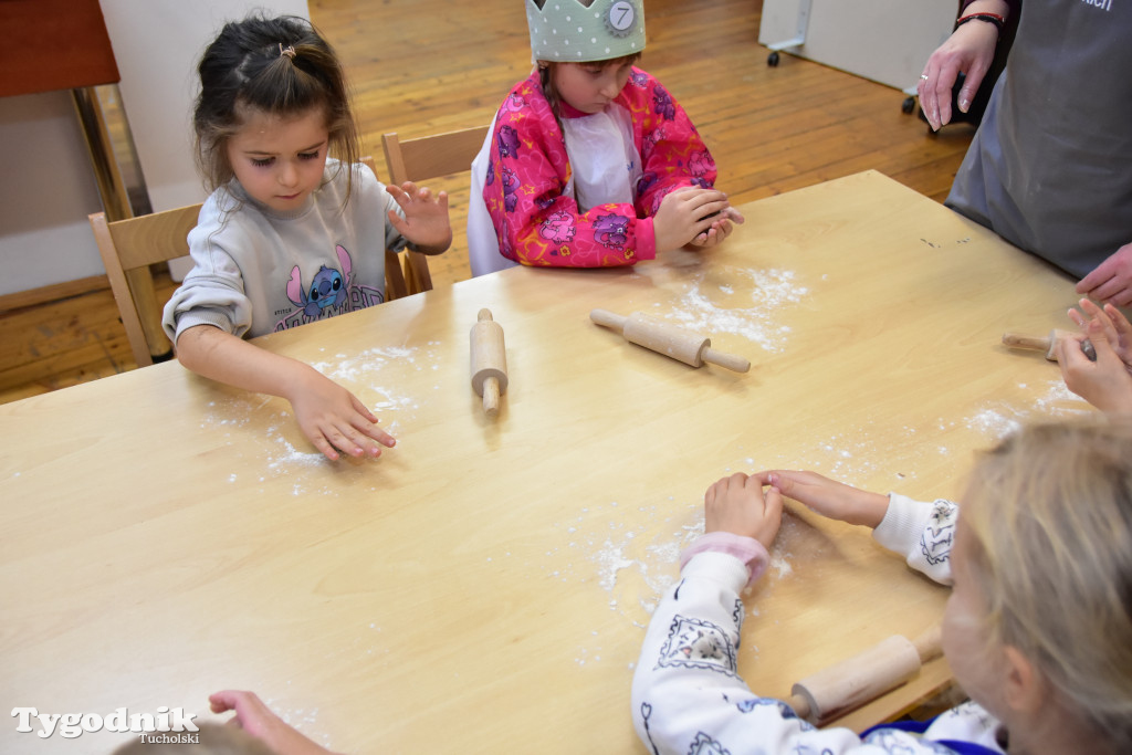 Piernikowe szaleństwo w Muzeum Borów Tucholskich w wykonaniu dzieci z tucholskiej \