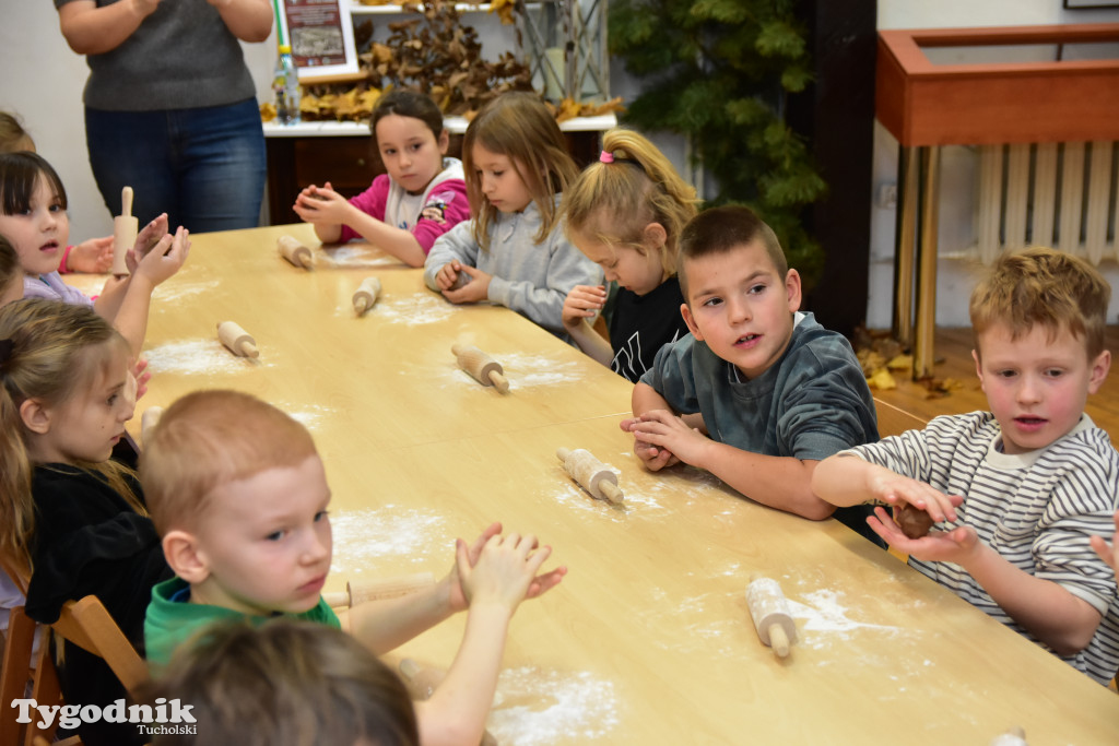 Piernikowe szaleństwo w Muzeum Borów Tucholskich w wykonaniu dzieci z tucholskiej \
