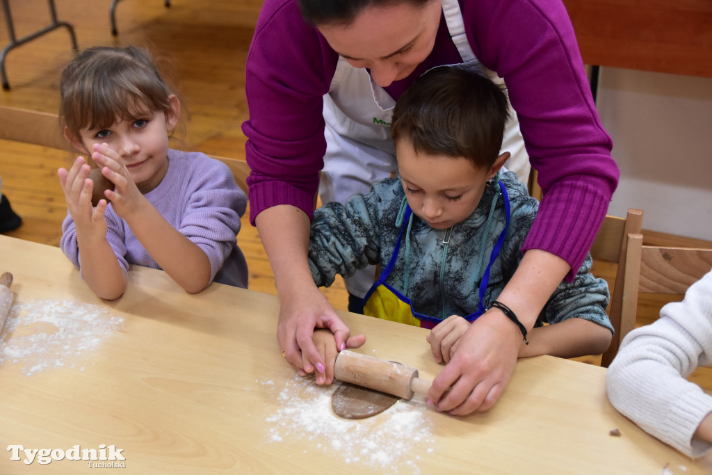 Piernikowe szaleństwo w Muzeum Borów Tucholskich w wykonaniu dzieci z tucholskiej \
