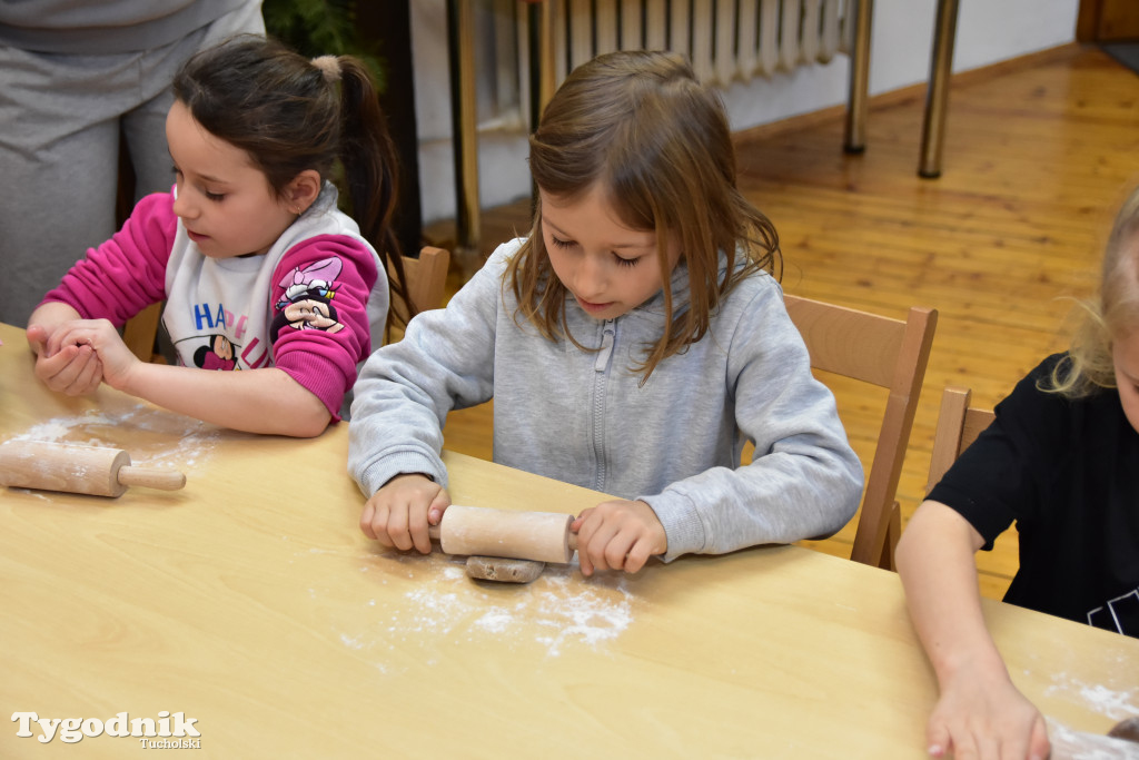 Piernikowe szaleństwo w Muzeum Borów Tucholskich w wykonaniu dzieci z tucholskiej \