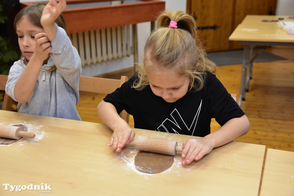 Piernikowe szaleństwo w Muzeum Borów Tucholskich w wykonaniu dzieci z tucholskiej \