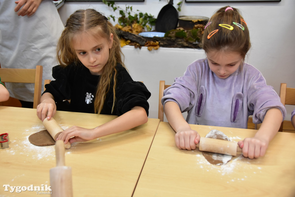Piernikowe szaleństwo w Muzeum Borów Tucholskich w wykonaniu dzieci z tucholskiej \