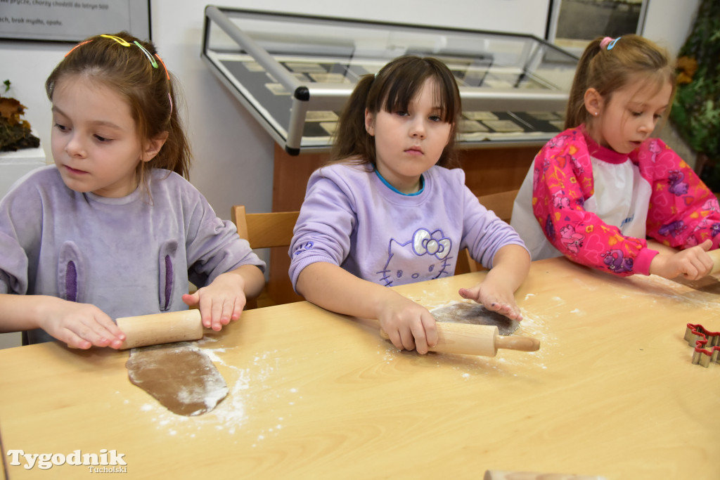 Piernikowe szaleństwo w Muzeum Borów Tucholskich w wykonaniu dzieci z tucholskiej \