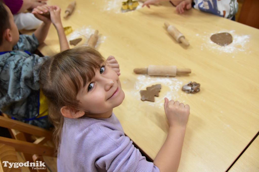 Piernikowe szaleństwo w Muzeum Borów Tucholskich w wykonaniu dzieci z tucholskiej \