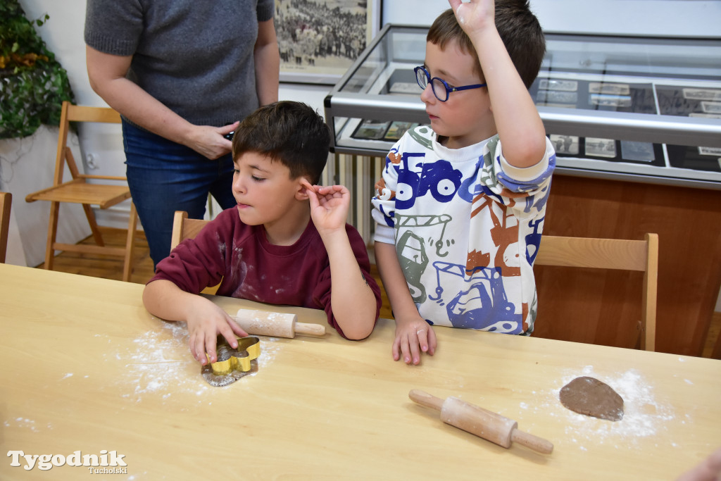 Piernikowe szaleństwo w Muzeum Borów Tucholskich w wykonaniu dzieci z tucholskiej \
