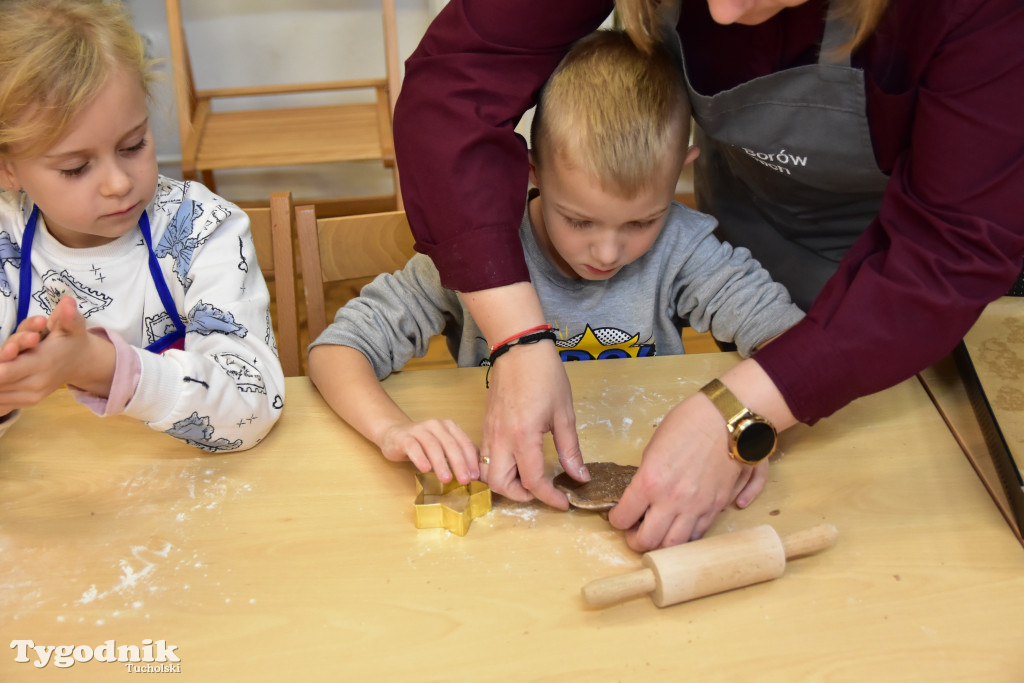 Piernikowe szaleństwo w Muzeum Borów Tucholskich w wykonaniu dzieci z tucholskiej \