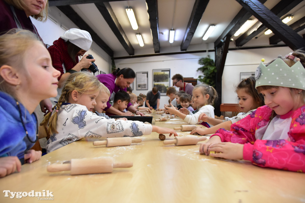 Piernikowe szaleństwo w Muzeum Borów Tucholskich w wykonaniu dzieci z tucholskiej \