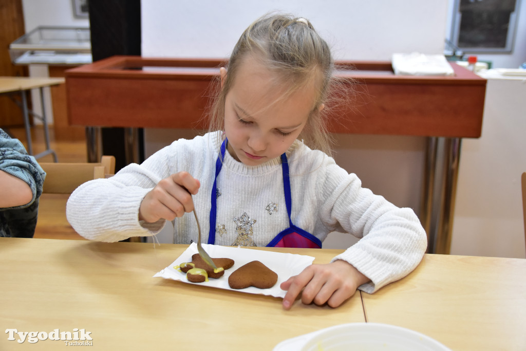 Piernikowe szaleństwo w Muzeum Borów Tucholskich w wykonaniu dzieci z tucholskiej \