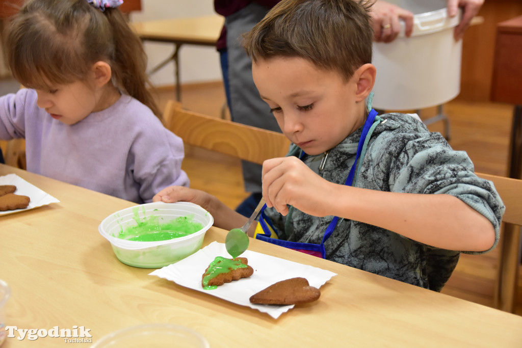 Piernikowe szaleństwo w Muzeum Borów Tucholskich w wykonaniu dzieci z tucholskiej \
