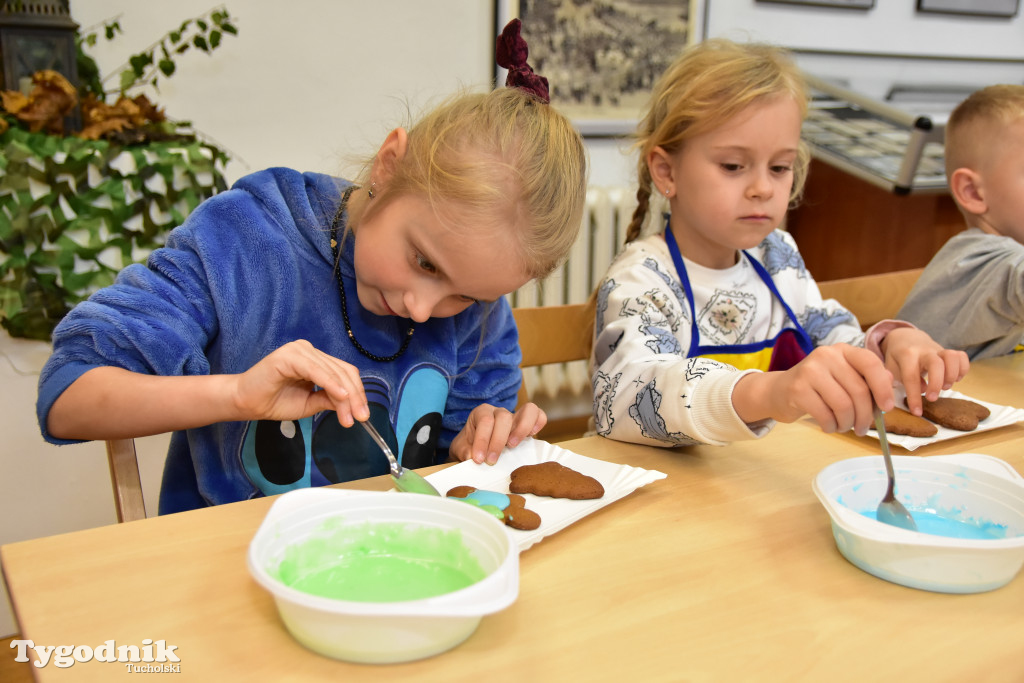 Piernikowe szaleństwo w Muzeum Borów Tucholskich w wykonaniu dzieci z tucholskiej \