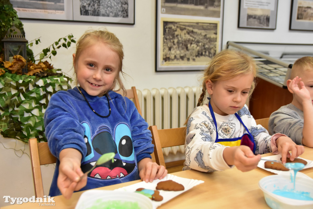 Piernikowe szaleństwo w Muzeum Borów Tucholskich w wykonaniu dzieci z tucholskiej \