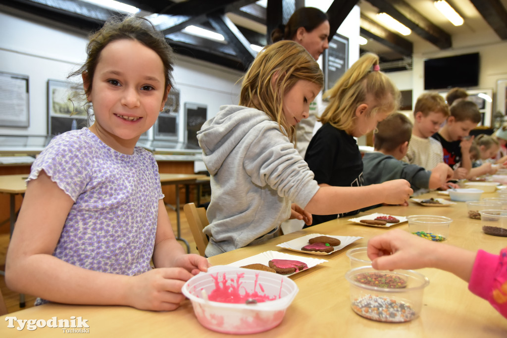 Piernikowe szaleństwo w Muzeum Borów Tucholskich w wykonaniu dzieci z tucholskiej \