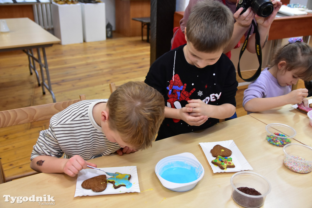 Piernikowe szaleństwo w Muzeum Borów Tucholskich w wykonaniu dzieci z tucholskiej \