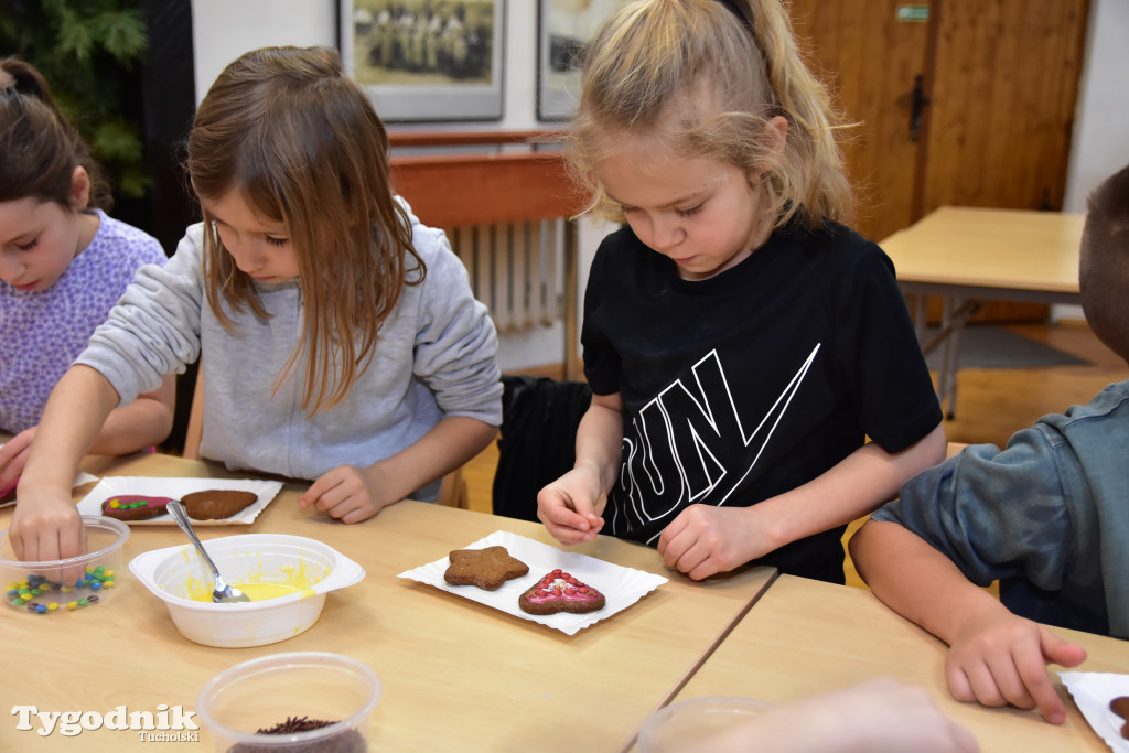 Piernikowe szaleństwo w Muzeum Borów Tucholskich w wykonaniu dzieci z tucholskiej \