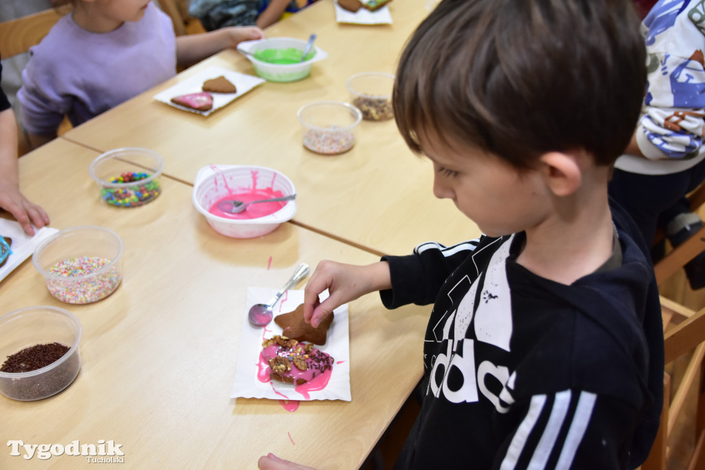 Piernikowe szaleństwo w Muzeum Borów Tucholskich w wykonaniu dzieci z tucholskiej \