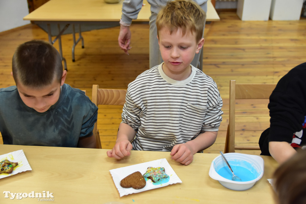 Piernikowe szaleństwo w Muzeum Borów Tucholskich w wykonaniu dzieci z tucholskiej \