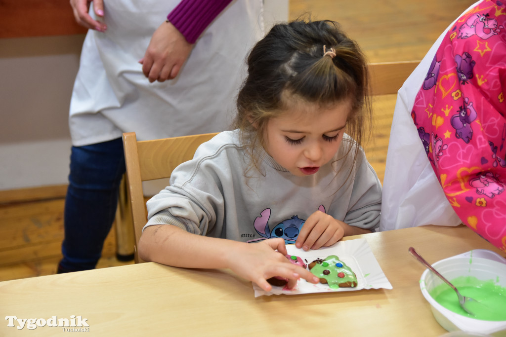 Piernikowe szaleństwo w Muzeum Borów Tucholskich w wykonaniu dzieci z tucholskiej \