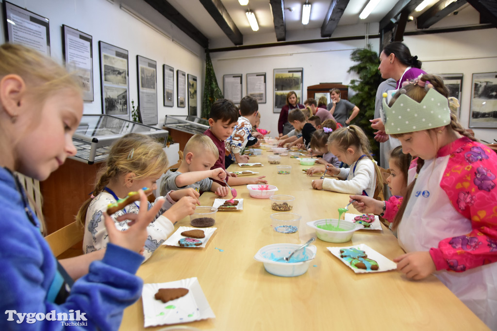 Piernikowe szaleństwo w Muzeum Borów Tucholskich w wykonaniu dzieci z tucholskiej \