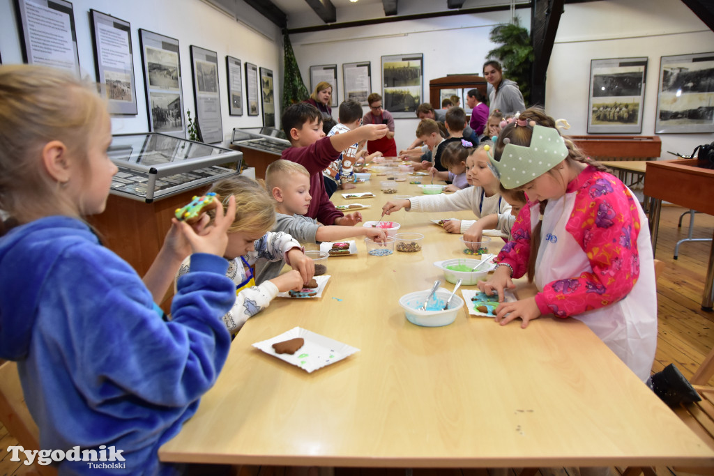 Piernikowe szaleństwo w Muzeum Borów Tucholskich w wykonaniu dzieci z tucholskiej \