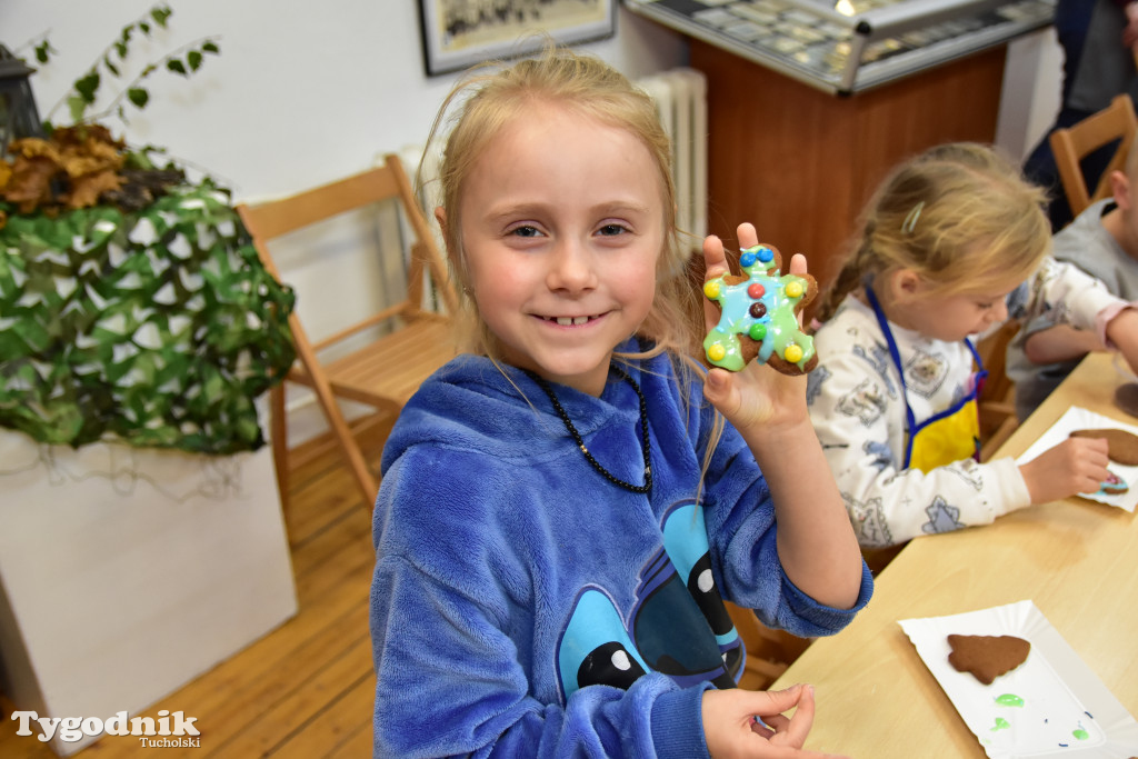 Piernikowe szaleństwo w Muzeum Borów Tucholskich w wykonaniu dzieci z tucholskiej \