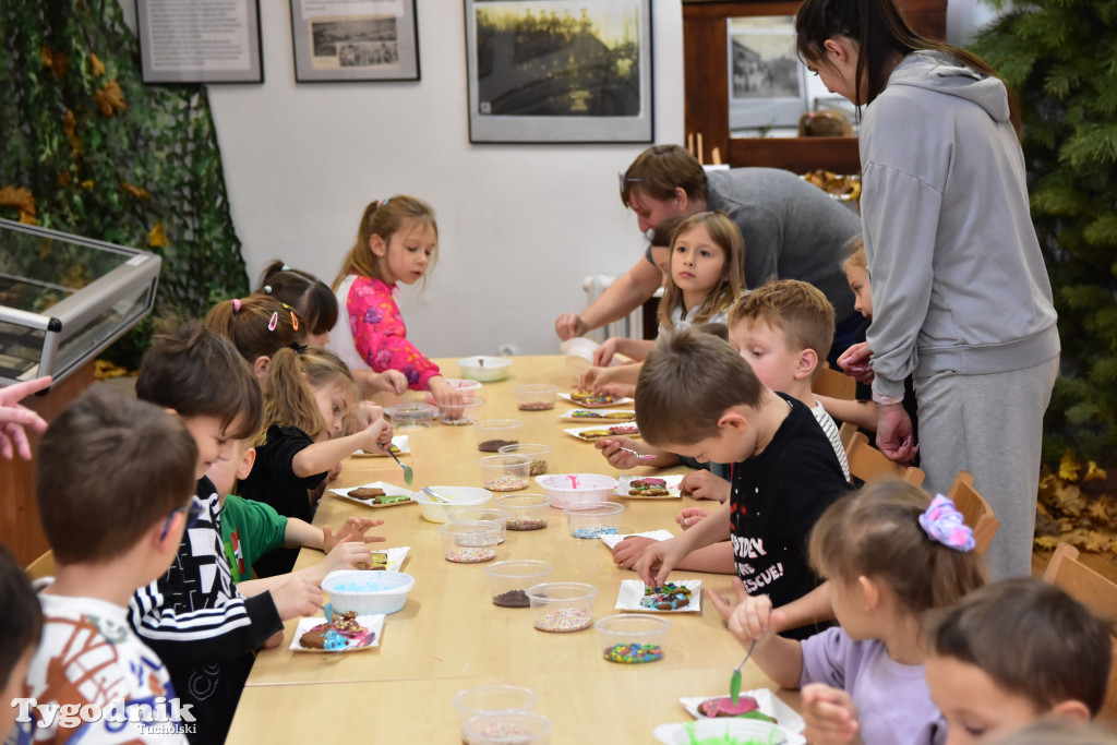 Piernikowe szaleństwo w Muzeum Borów Tucholskich w wykonaniu dzieci z tucholskiej \