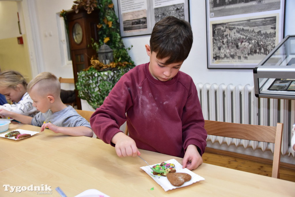 Piernikowe szaleństwo w Muzeum Borów Tucholskich w wykonaniu dzieci z tucholskiej \