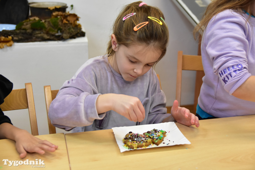 Piernikowe szaleństwo w Muzeum Borów Tucholskich w wykonaniu dzieci z tucholskiej \