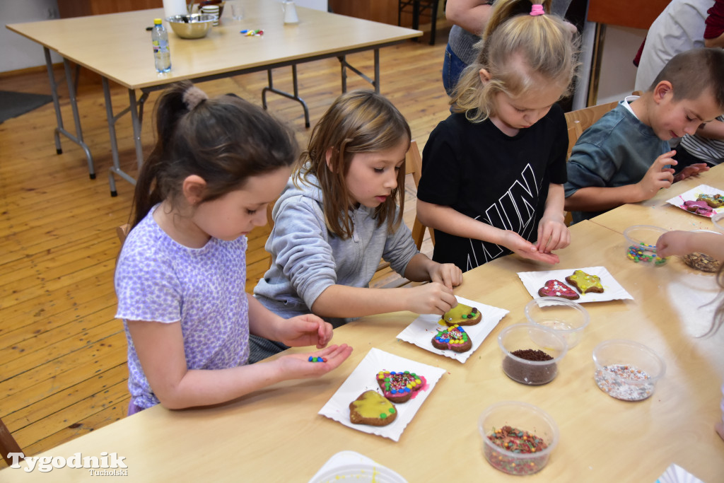 Piernikowe szaleństwo w Muzeum Borów Tucholskich w wykonaniu dzieci z tucholskiej \