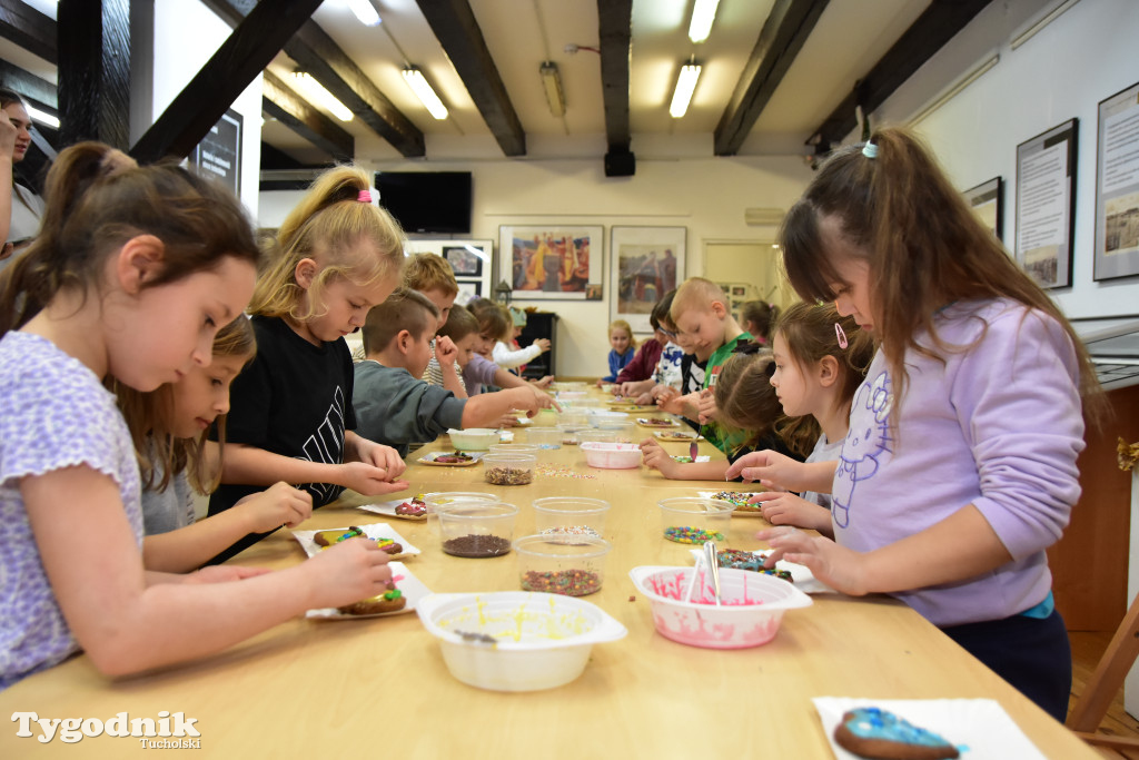 Piernikowe szaleństwo w Muzeum Borów Tucholskich w wykonaniu dzieci z tucholskiej \