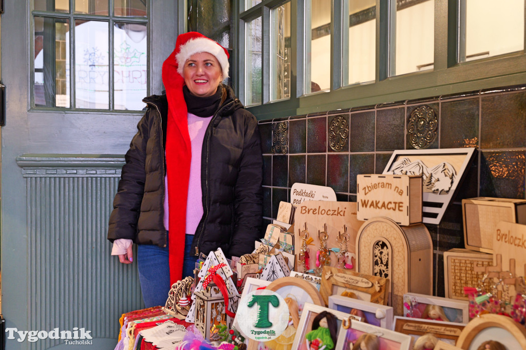 Kiermasz Świąteczny na dworcu w Tucholi