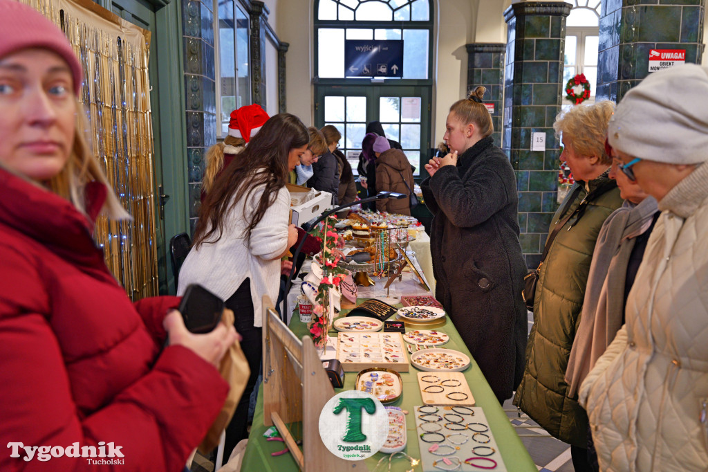 Kiermasz Świąteczny na dworcu w Tucholi