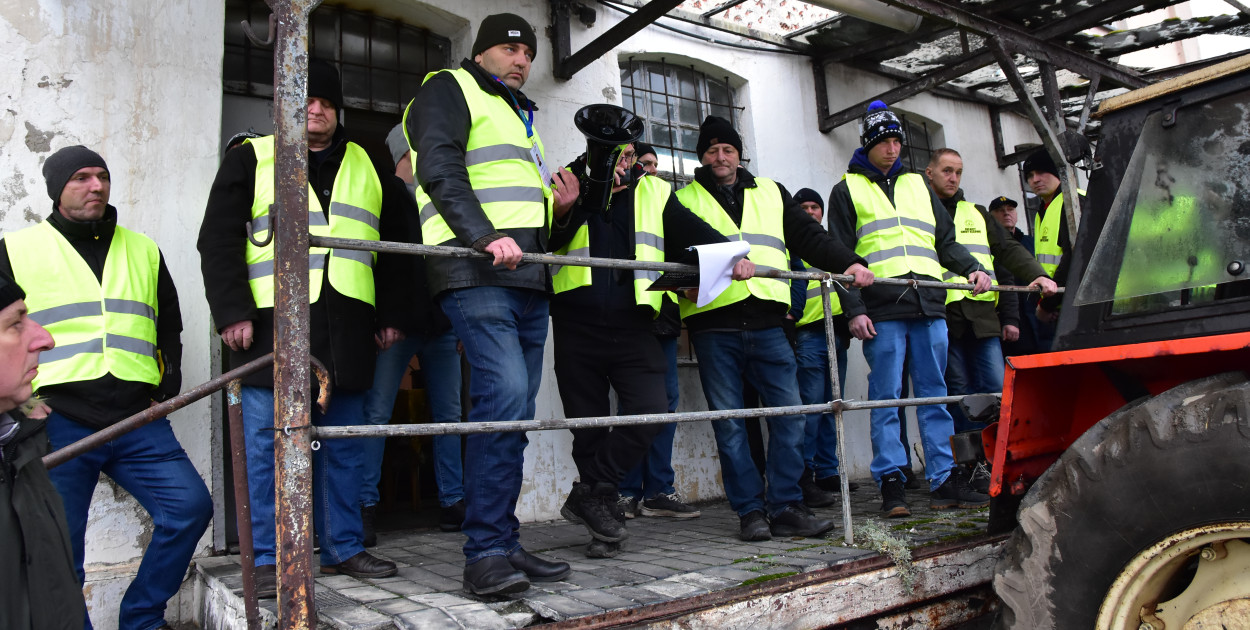 Gostycyn: Rolnicy protestowali przez kilka godzin w centrum wsi przy DW nr 237 z powiatów tucholskiego i sępoleńskiego