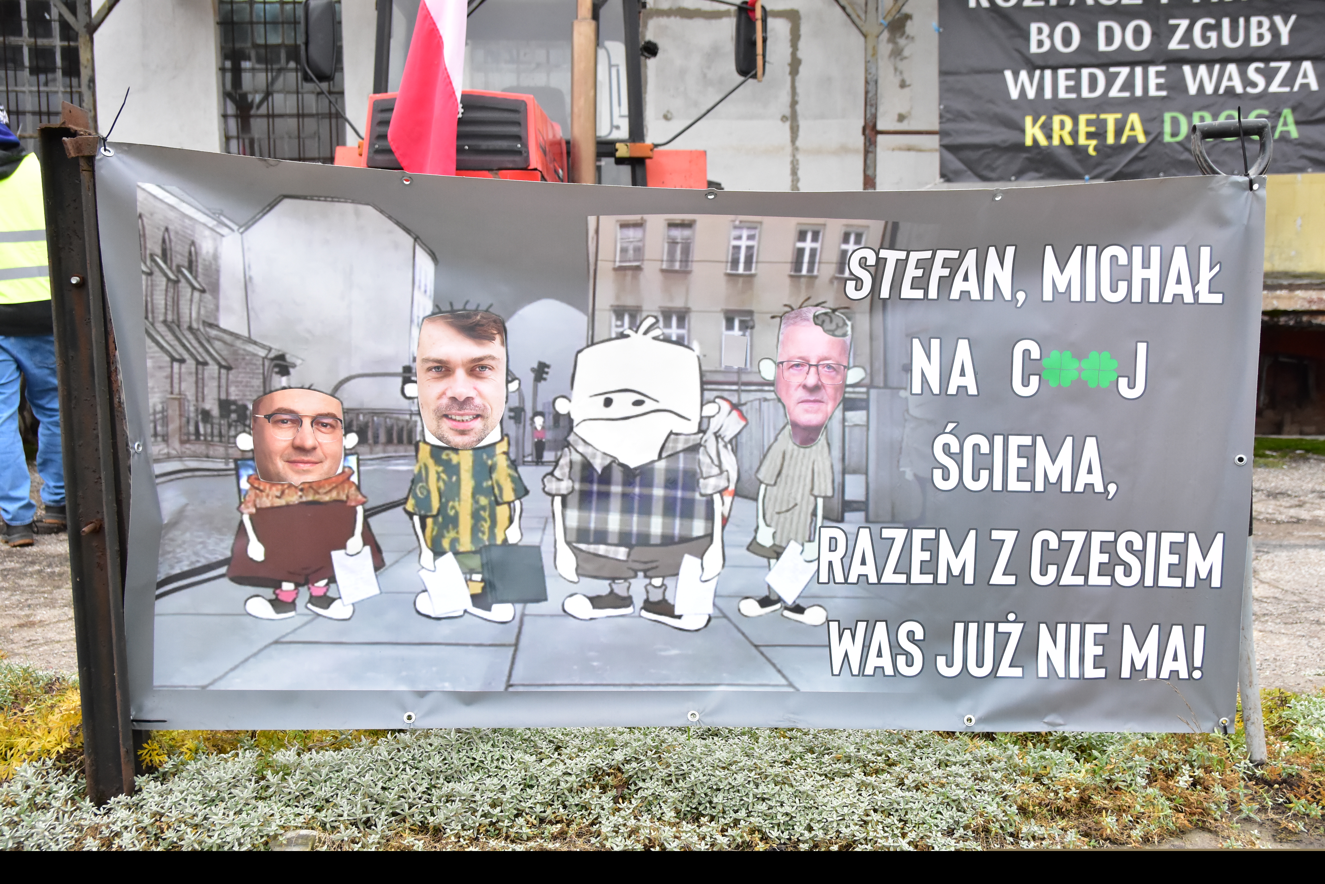 Gostycyn: Rolnicy protestowali przez kilka godzin w centrum wsi przy DW nr 237 z powiatów tucholskiego i sępoleńskiego